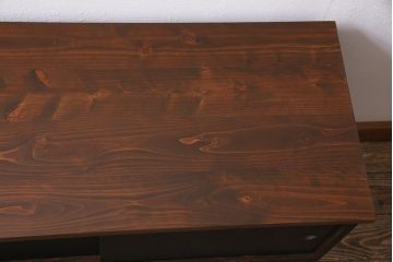 アンティーク家具　和製　昭和中期　天板リメイク　前面桐材　ツートンカラーがおしゃれな鉄脚付きローボード(戸棚、収納棚)(R-045302)