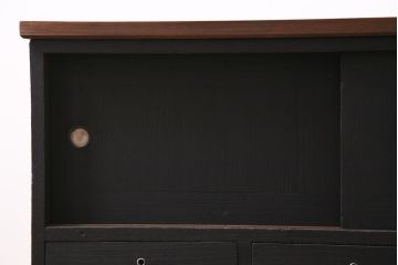 アンティーク家具　和製　昭和中期　天板リメイク　前面桐材　ツートンカラーがおしゃれな鉄脚付きローボード(戸棚、収納棚)(R-045302)