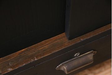 アンティーク家具　和製　昭和中期　天板リメイク　前面桐材　ツートンカラーがおしゃれな鉄脚付きローボード(戸棚、収納棚)(R-045302)