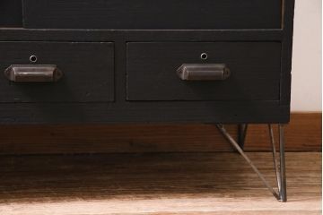 アンティーク家具　和製　昭和中期　天板リメイク　前面桐材　ツートンカラーがおしゃれな鉄脚付きローボード(戸棚、収納棚)(R-045302)