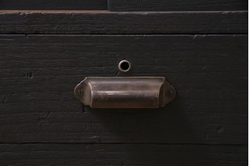 アンティーク家具　和製　昭和中期　天板リメイク　前面桐材　ツートンカラーがおしゃれな鉄脚付きローボード(戸棚、収納棚)(R-045302)