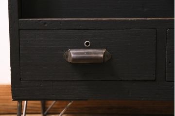 アンティーク家具　和製　昭和中期　天板リメイク　前面桐材　ツートンカラーがおしゃれな鉄脚付きローボード(戸棚、収納棚)(R-045302)