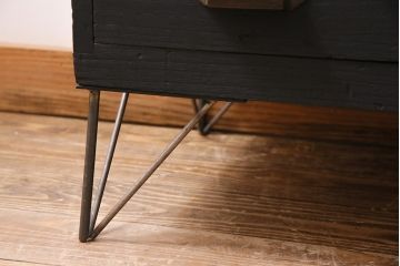 アンティーク家具　和製　昭和中期　天板リメイク　前面桐材　ツートンカラーがおしゃれな鉄脚付きローボード(戸棚、収納棚)(R-045302)