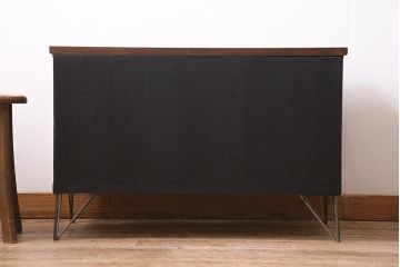 アンティーク家具　和製　昭和中期　天板リメイク　前面桐材　ツートンカラーがおしゃれな鉄脚付きローボード(戸棚、収納棚)(R-045302)