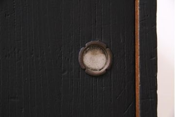 アンティーク家具　和製　昭和中期　天板リメイク　前面桐材　ツートンカラーがおしゃれな鉄脚付きローボード(戸棚、収納棚)(R-045302)