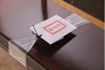 イギリスアンティーク　マホガニー材　象嵌の装飾が高級感を漂わせるガラスキャビネット(チャイナキャビナット、ガラスケース、ショーケース、陳列棚)(R-045352)