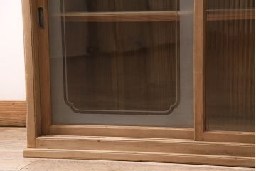 レトロ家具　和製アンティーク　ストリップド(剥離)　レトロガラスとモールガラスが目を惹く戸棚(ガラス戸棚、キャビネット、収納棚)(R-045356)