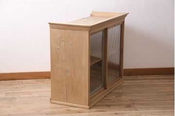 レトロ家具　和製アンティーク　ストリップド(剥離)　レトロガラスとモールガラスが目を惹く戸棚(ガラス戸棚、キャビネット、収納棚)(R-045356)