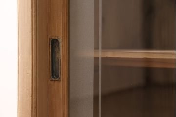 レトロ家具　和製アンティーク　ストリップド(剥離)　レトロガラスとモールガラスが目を惹く戸棚(ガラス戸棚、キャビネット、収納棚)(R-045356)