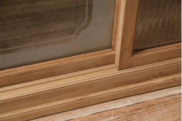 レトロ家具　和製アンティーク　ストリップド(剥離)　レトロガラスとモールガラスが目を惹く戸棚(ガラス戸棚、キャビネット、収納棚)(R-045356)