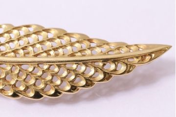 ヴィンテージアクセサリー　K18　透かしリーフモチーフのゴールドブローチ(ビンテージ)(R-045383)