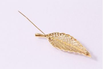 ヴィンテージアクセサリー　K18　透かしリーフモチーフのゴールドブローチ(ビンテージ)(R-045383)