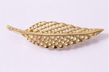 ヴィンテージアクセサリー　K18　透かしリーフモチーフのゴールドブローチ(ビンテージ)(R-045383)