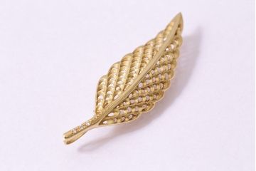 ヴィンテージアクセサリー　K18　透かしリーフモチーフのゴールドブローチ(ビンテージ)(R-045383)