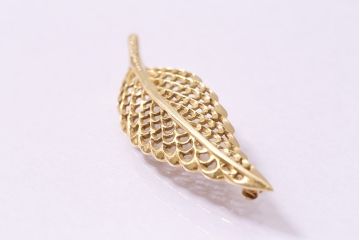 ヴィンテージアクセサリー　K18　透かしリーフモチーフのゴールドブローチ(ビンテージ)(R-045383)
