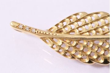 ヴィンテージアクセサリー　K18　透かしリーフモチーフのゴールドブローチ(ビンテージ)(R-045383)