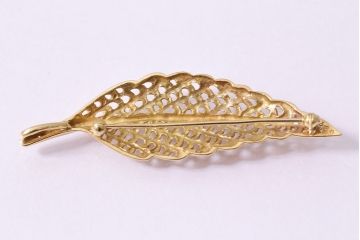 ヴィンテージアクセサリー　K18　透かしリーフモチーフのゴールドブローチ(ビンテージ)(R-045383)