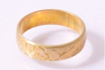 ヴィンテージアクセサリー　K18　ゴールド　梅の図が刻まれたリング(指輪、ビンテージ)(R-045385)