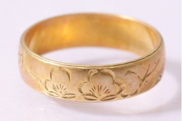 ヴィンテージアクセサリー　K18　ゴールド　梅の図が刻まれたリング(指輪、ビンテージ)(R-045385)