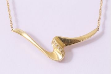 ヴィンテージアクセサリー　K18　0.03ct　曲線のモチーフが目を引くビンテージネックレス(ペンダント)(R-045387)