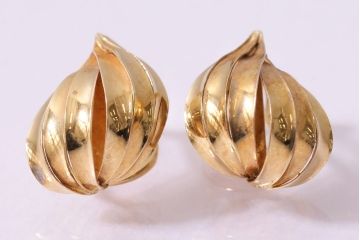 ヴィンテージアクセサリー　K18　ゴールド　モダンスタイルにも合うビンテージイヤリング(R-045392)