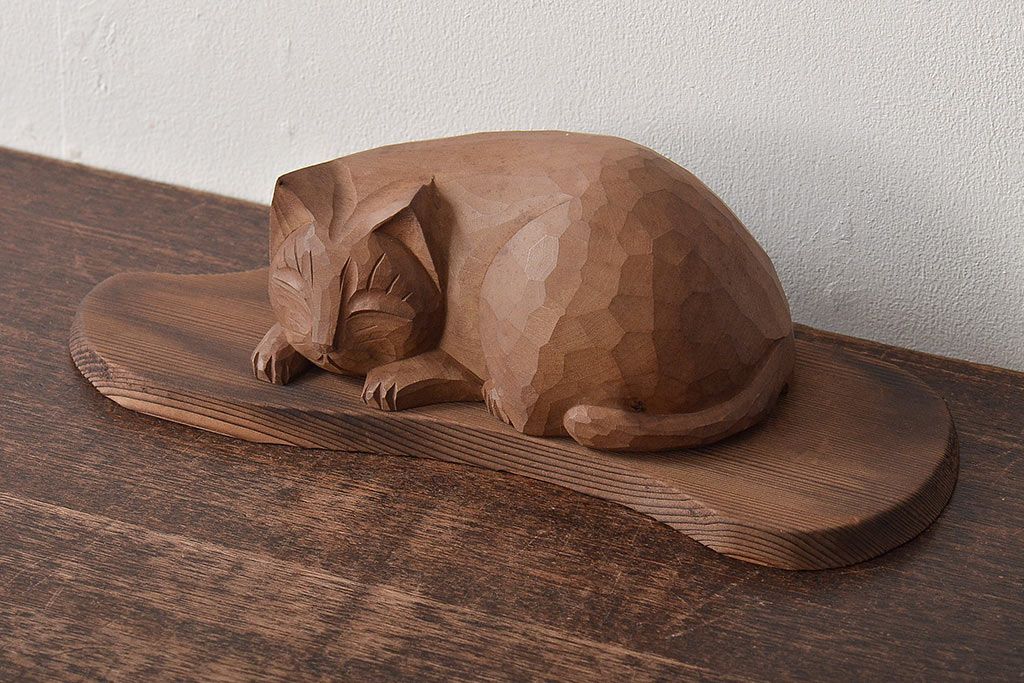 昭和レトロ　眠り猫　木彫　置物(日光一刀彫、置き物、オブジェ)(R-045401)