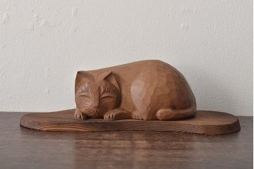 昭和レトロ　眠り猫　木彫　置物(日光一刀彫、置き物、オブジェ)(R-045401)