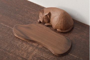 昭和レトロ　眠り猫　木彫　置物(日光一刀彫、置き物、オブジェ)(R-045401)