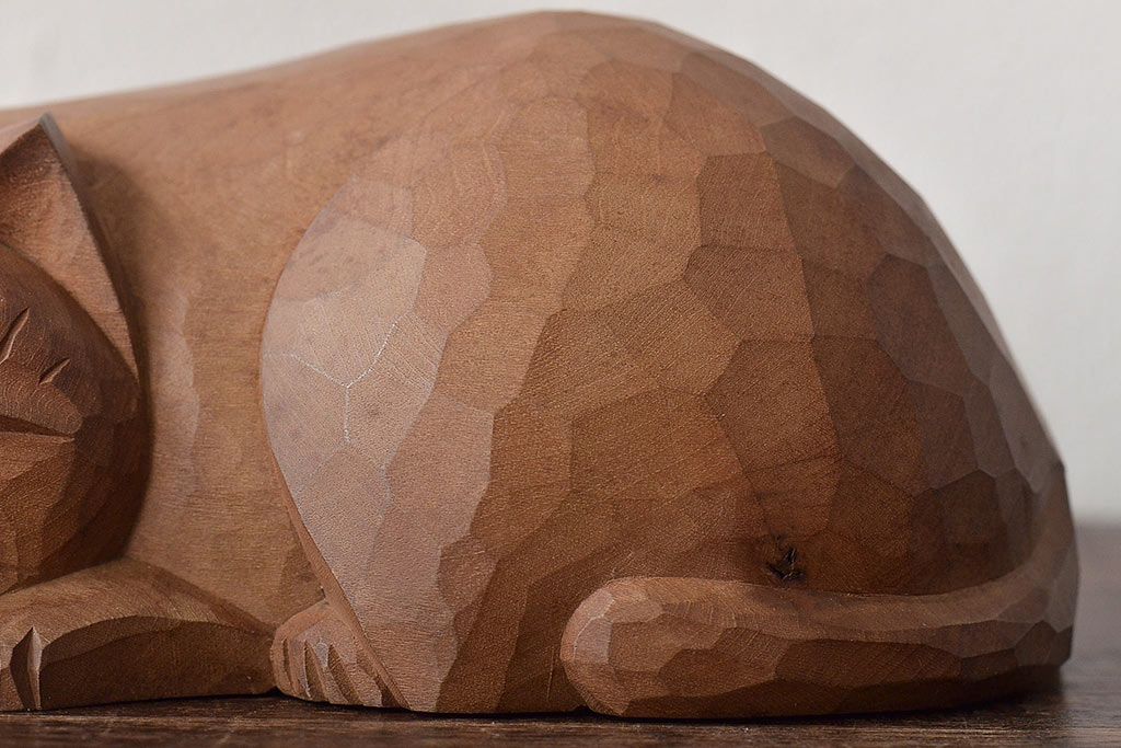 昭和レトロ　眠り猫　木彫　置物(日光一刀彫、置き物、オブジェ)(R-045401)