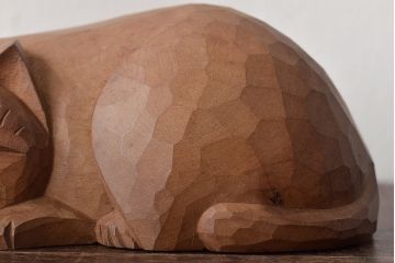 昭和レトロ　眠り猫　木彫　置物(日光一刀彫、置き物、オブジェ)(R-045401)