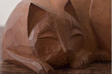 昭和レトロ　眠り猫　木彫　置物(日光一刀彫、置き物、オブジェ)(R-045401)