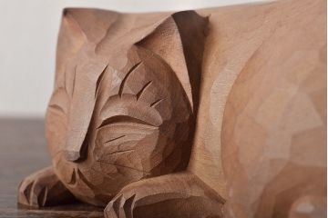 昭和レトロ　眠り猫　木彫　置物(日光一刀彫、置き物、オブジェ)(R-045401)