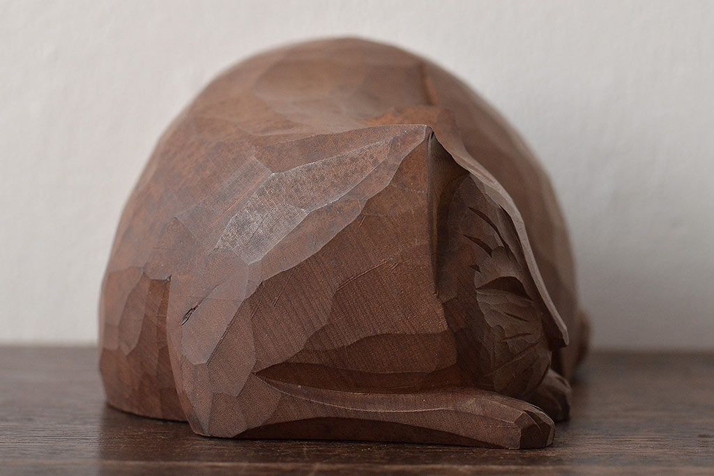 昭和レトロ　眠り猫　木彫　置物(日光一刀彫、置き物、オブジェ)(R-045401)