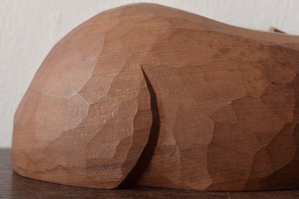 昭和レトロ　眠り猫　木彫　置物(日光一刀彫、置き物、オブジェ)(R-045401)