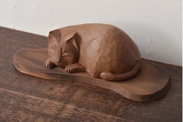 昭和レトロ　眠り猫　木彫　置物(日光一刀彫、置き物、オブジェ)(R-045401)