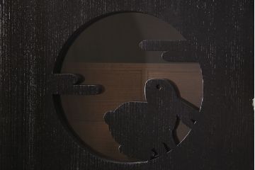 中古　引き戸リメイク　月とうさぎの丸窓が風情漂う加茂総桐箪笥(総桐たんす、衣装箪笥、戸棚、和タンス(R-045409)