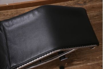 中古　Cassina(カッシーナ)　Le Corbusier(ル・コルビュジエ)　LC4　シェーズロング(寝椅子、タグ付き)(定価約82万)(R-045410)