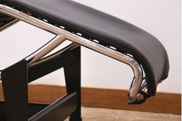中古　Cassina(カッシーナ)　Le Corbusier(ル・コルビュジエ)　LC4　シェーズロング(寝椅子、タグ付き)(定価約82万)(R-045410)