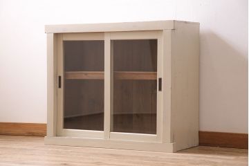 アンティーク家具　ペイント　昭和初期　アイボリーがあたたかな雰囲気を演出するガラス戸棚(キャビネット、戸棚、収納棚)(R-045419)