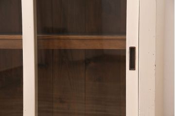アンティーク家具　ペイント　昭和初期　アイボリーがあたたかな雰囲気を演出するガラス戸棚(キャビネット、戸棚、収納棚)(R-045419)