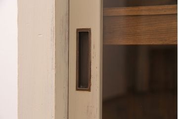 アンティーク家具　ペイント　昭和初期　アイボリーがあたたかな雰囲気を演出するガラス戸棚(キャビネット、戸棚、収納棚)(R-045419)