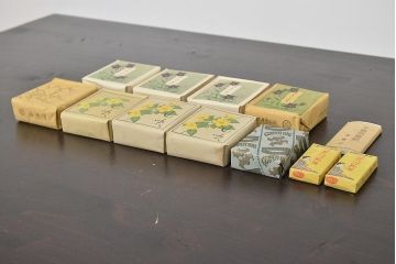 古い　たばこなど色々(ききょう、はぎ、山吹、タバコ、松葉、灰皿、三越マッチ、煙草)(R-045468)