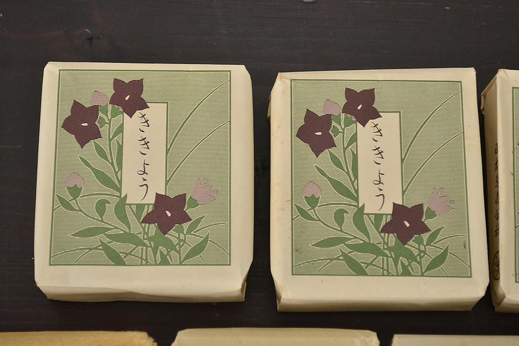 古い　たばこなど色々(ききょう、はぎ、山吹、タバコ、松葉、灰皿、三越マッチ、煙草)(R-045468)