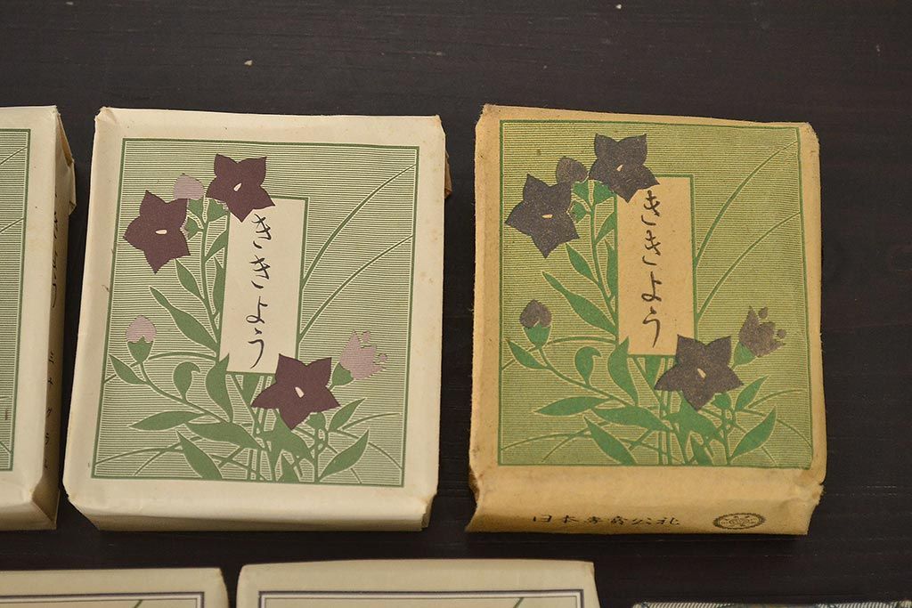 古い　たばこなど色々(ききょう、はぎ、山吹、タバコ、松葉、灰皿、三越マッチ、煙草)(R-045468)