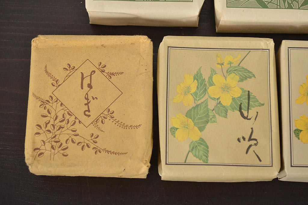 古い　たばこなど色々(ききょう、はぎ、山吹、タバコ、松葉、灰皿、三越マッチ、煙草)(R-045468)