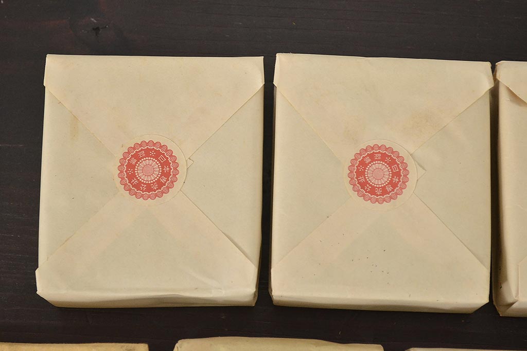 古い　たばこなど色々(ききょう、はぎ、山吹、タバコ、松葉、灰皿、三越マッチ、煙草)(R-045468)