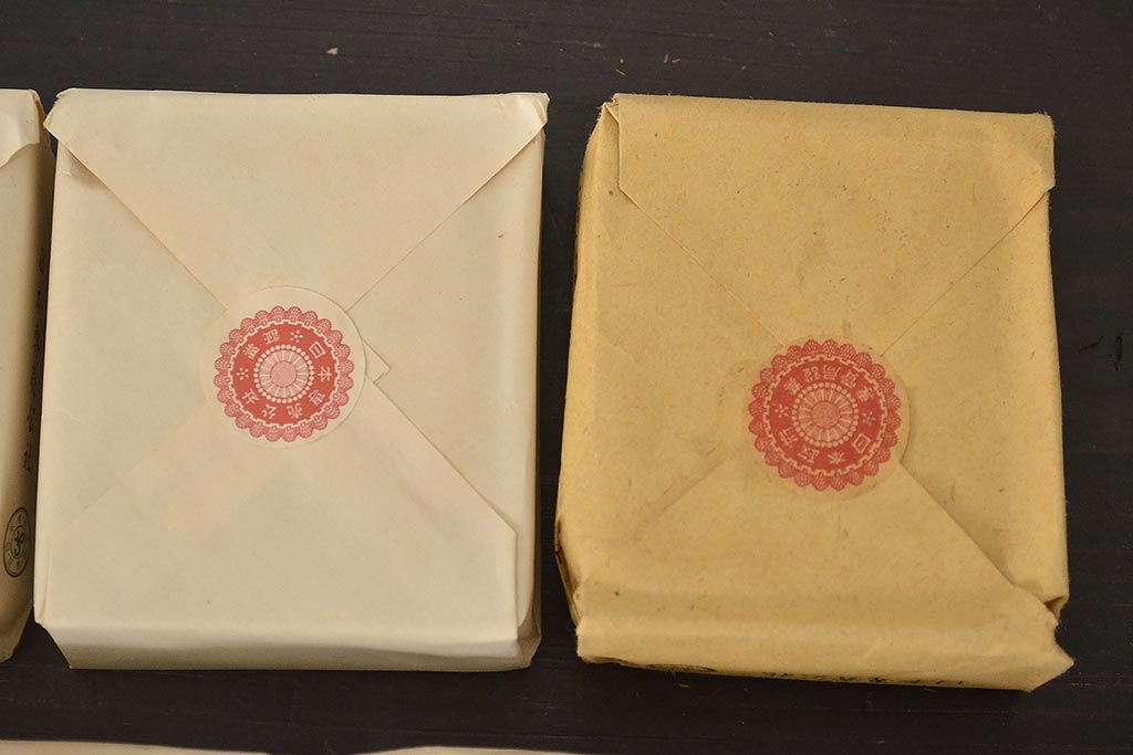 古い　たばこなど色々(ききょう、はぎ、山吹、タバコ、松葉、灰皿、三越マッチ、煙草)(R-045468)