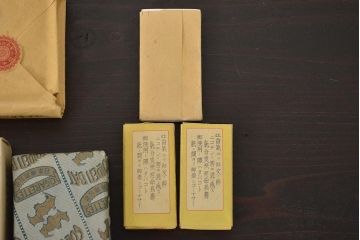 古い　たばこなど色々(ききょう、はぎ、山吹、タバコ、松葉、灰皿、三越マッチ、煙草)(R-045468)