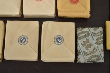 古い　たばこなど色々(ききょう、はぎ、山吹、タバコ、松葉、灰皿、三越マッチ、煙草)(R-045468)