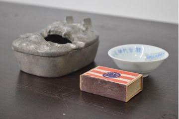 古い　たばこなど色々(ききょう、はぎ、山吹、タバコ、松葉、灰皿、三越マッチ、煙草)(R-045468)